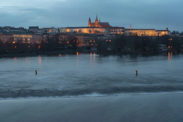 Utsikt Över Floden Vltava Och Bakgrunden Prags Slott Och Kyrkan — Stockfoto