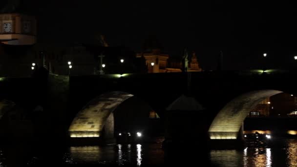 Yavaş Çekim Gece Görüntüsü Charles Köprüsü Gece Aydınlığı Prag Merkezinde — Stok video