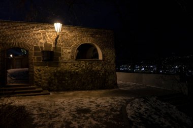 1727 Vysehrad Kalesi 'nden kaleler ve gece kaldırımlardaki bir sokak lambasından gelen ışık.