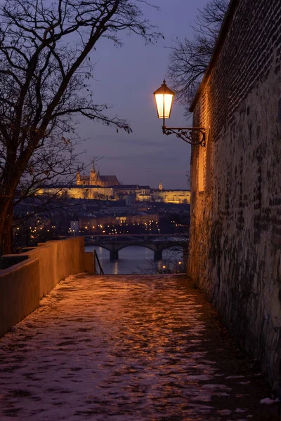 Fortificaciones Iluminadas 1727 Fortaleza Vysehrad Luz Una Farola Las Aceras — Foto de Stock