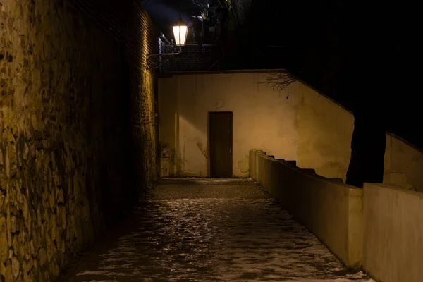 Chodnik Pokryty Lodem Światłem Świateł Ulicznych Centrum Pragi Nocy — Zdjęcie stockowe