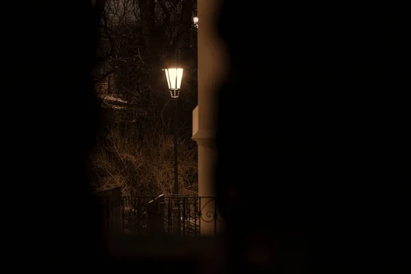 1727 Vysehrad Kalesi Nden Kaleler Gece Kaldırımlardaki Bir Sokak Lambasından — Stok fotoğraf