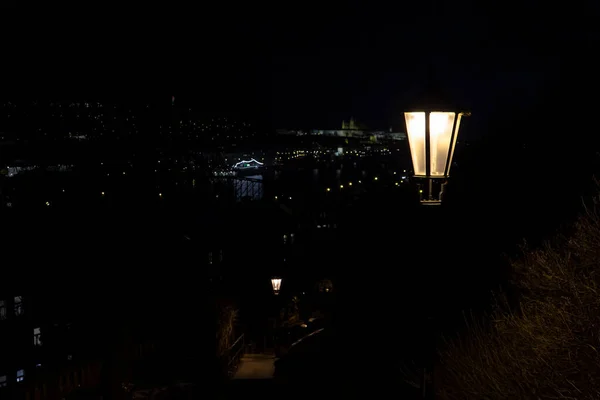 Lucerna Pouličních Lamp Pevnosti Vyšehrad Pozadí Rozmazaný Pražský Hrad Noci — Stock fotografie