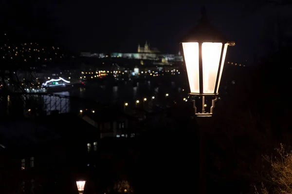 Lámpás Utcai Lámpák Vysehrad Erőd Háttérben Elmosódott Prágai Vár Éjjel — Stock Fotó