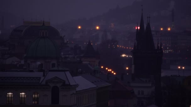 Prag Gece Yayalar Için Durgun Sokak Işıkları Asfalt Kaldırım — Stok video