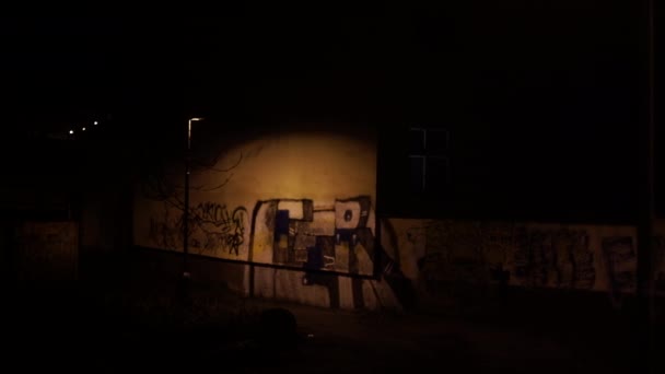 Prag Gece Yayalar Için Durgun Sokak Işıkları Asfalt Kaldırım — Stok video