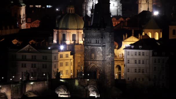 Straßenlaternen Und Statuen Auf Der Steinernen Karlsbrücke Bei Nacht Und — Stockvideo