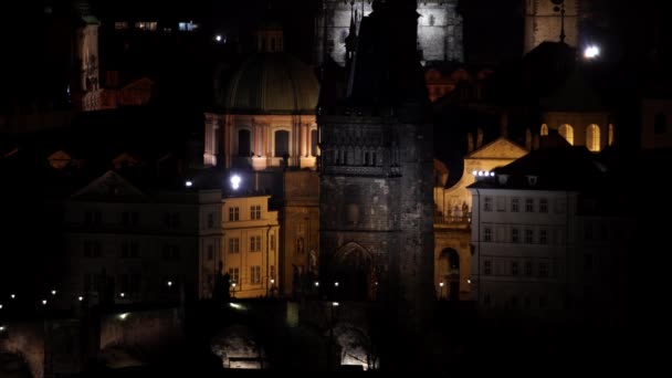 Karlsbron Natten Och Silhuetter Promenader Människor Bron Natten Centrala Prag — Stockvideo