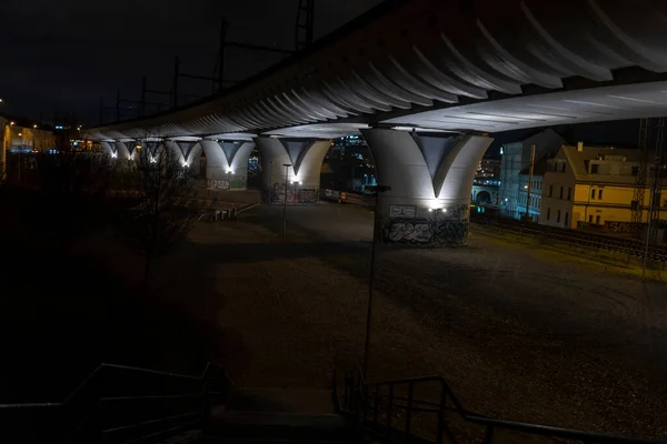 Kilátás Oszlopok Modern Cement Vasúti Híd Központjában Prágában Éjszaka 2021 — Stock Fotó