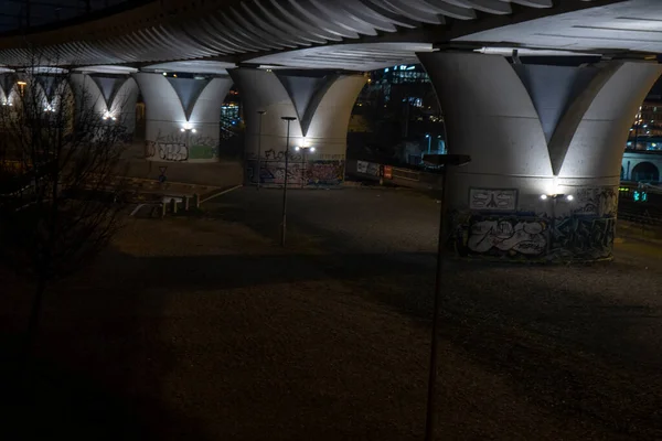 Kilátás Oszlopok Modern Cement Vasúti Híd Központjában Prágában Éjszaka 2021 — Stock Fotó