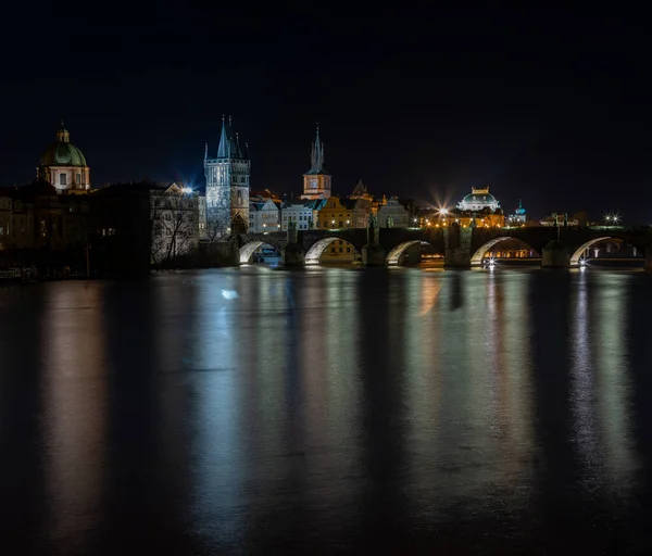 Iluminado Puente Carlos Río Moldava Luz Del Alumbrado Público Refleja — Foto de Stock