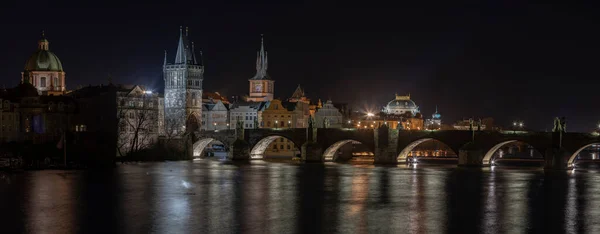 Osvětlený Karlův Most Řece Vltavě Světlo Pouličního Osvětlení Noci Odráží — Stock fotografie