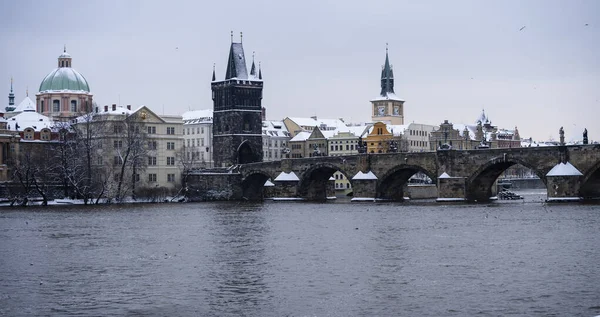 Panoramautsikt Den Snødekte Charles Broen Vltava Elva Snø Takene Bygninger – stockfoto