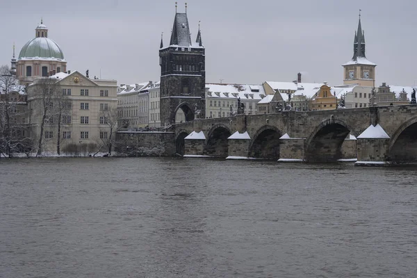 Panoramatický Výhled Zasněžený Karlův Most Vltavě Sníh Střechách Budov Věží — Stock fotografie