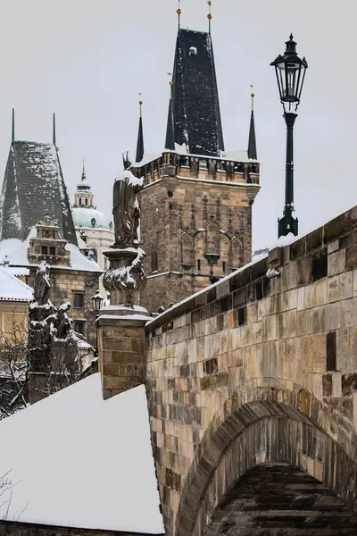 View Snow Covered Stone Towers Street Lights Charles Bridge Winter — Stock Photo, Image