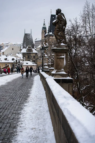 Blick Auf Schneebedeckte Statuen Und Straßenlaternen Auf Alten Steinen Karlsbrücke — Stockfoto