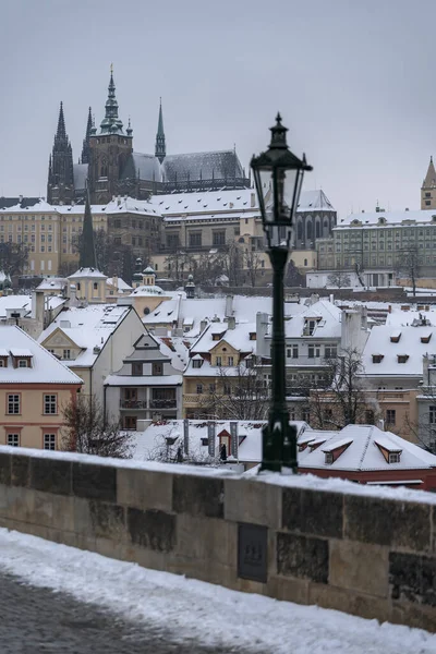 Utsikt Över Snötäckta Statyer Och Gatubelysning Gamla Stenarna Karlsbron Floden — Stockfoto