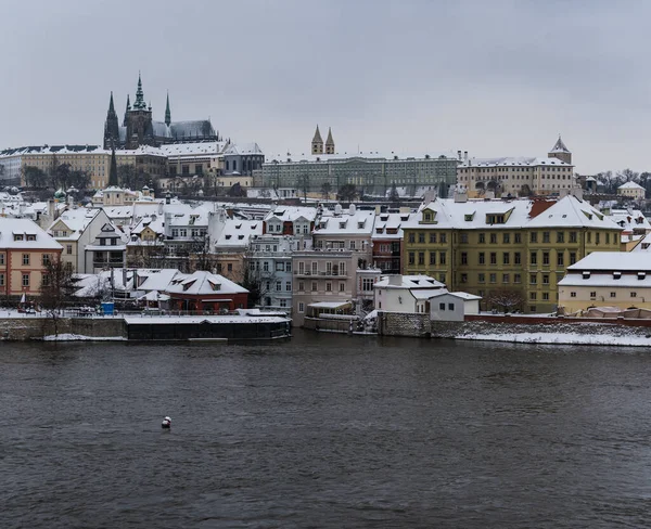 Panoramatický Výhled Zasněžený Pražský Hrad Kostel Víta Bílé Zasněžené Střechy — Stock fotografie