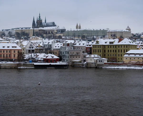 Panoramatický Výhled Zasněžený Pražský Hrad Kostel Víta Bílé Zasněžené Střechy — Stock fotografie