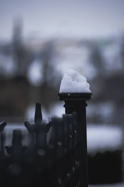 Prag Göbeğinde Karla Kaplı Bulanık Bir Arka Grup — Stok fotoğraf