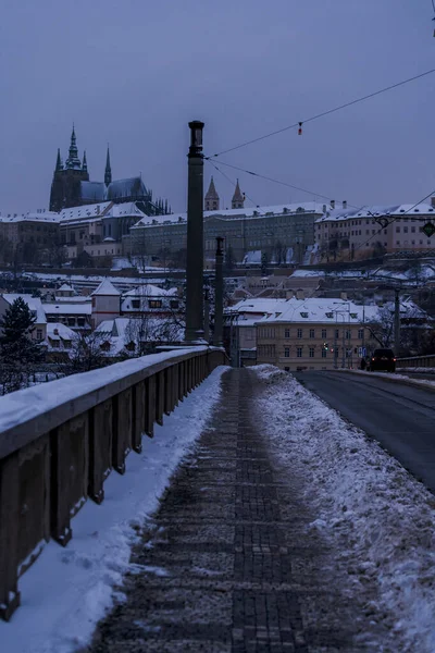 Śnieżna Droga Pradze Zamkiem Praskim Oraz Śnieżne Chodniki — Zdjęcie stockowe