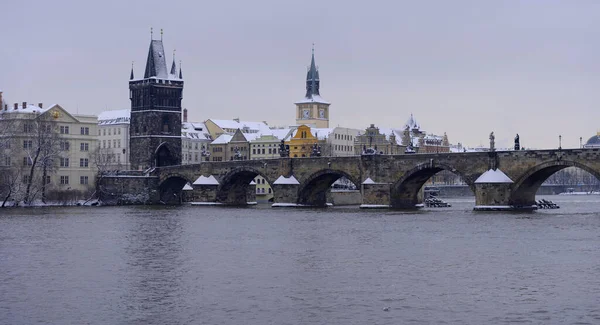 Panoramablick Auf Die Verschneite Karlsbrücke Der Moldau Und Schnee Auf — Stockfoto