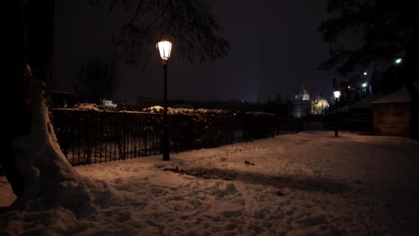 Van Dichtbij Heldere Verlichte Lantaarn Schijnende Lantaarn Straatlantaarns Nachts Achtergrond — Stockvideo