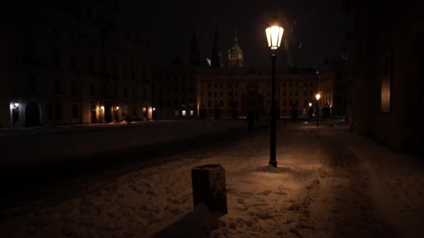 Yakından Aydınlatılmış Sokak Lambası Feneri Gece Sokak Lambalarında Parlayan Fener — Stok video