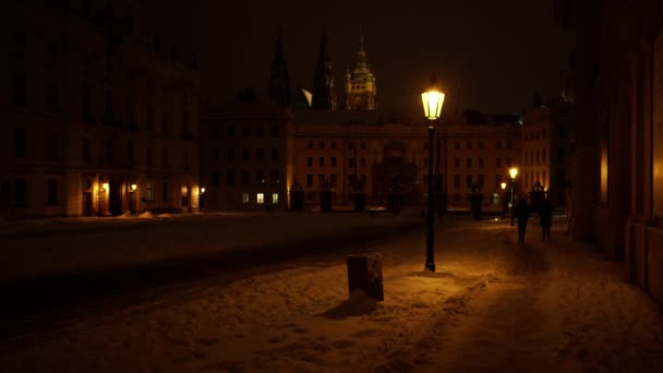 Yakından Aydınlatılmış Sokak Lambası Feneri Karanlık Bir Sokakta Sokak Lambalarında — Stok video