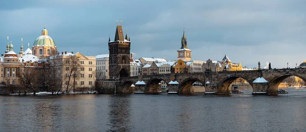 Panoramablick Auf Die Schneebedeckte Karlsbrücke Über Der Moldau Und Die — Stockfoto