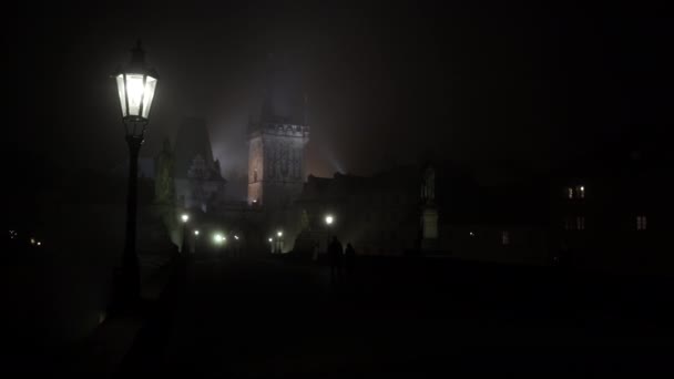 Geceleri Charles Köprüsü Nde Sokak Lambası Geceleri Prag Kaldırım Taşı — Stok video