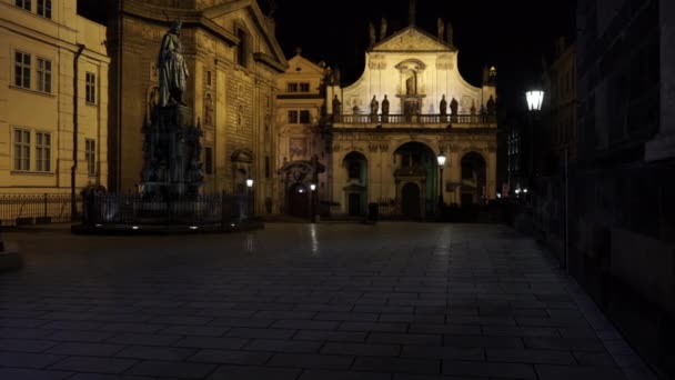Motioonový Záběr Rozsvícené Lucerny Staré Fasádě Památník Karla Světla Projíždějícího — Stock video
