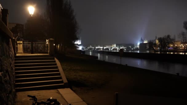 Lampion Upływu Czasu Północy Oświetlenie Tle Rzeki Wełtawy Mostu Karola — Wideo stockowe