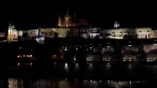 プラハの夜にカレル橋とプラハ城と聖ヴィート寺院にズーム — ストック動画