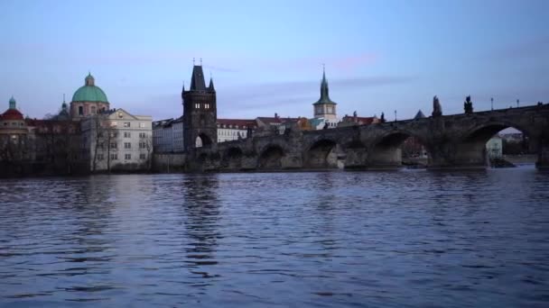 Pohyb Široký Úhel Pohledu Vltavu Věž Karlově Mostě Při Západu — Stock video