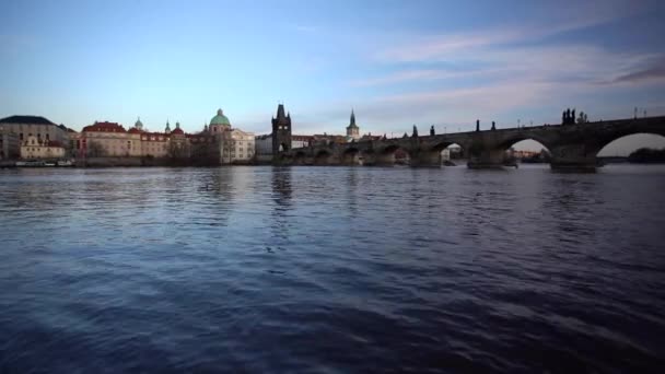 Pohybový Pohled Tekoucí Řeku Vltavu Věž Karlově Mostě Při Západu — Stock video