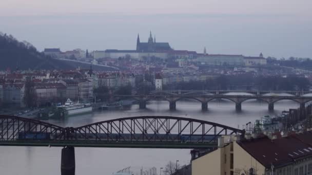 Blick Auf Die Moldau Und Brücken Und Einen Fahrenden Zug — Stockvideo