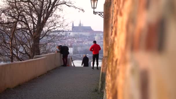 Sportler Der Mauer Unterhalb Von Vysehrad Der Sperrzone Goldene Stunde — Stockvideo