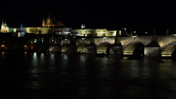 Pražský hrad a katedrála sv. Víta a Karlův most na řece Vltavě v centru Prahy v noci