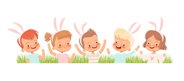 Crianças vestidas de coelhos riem e acenam com as mãos na grama. As crianças parabenizam você na Páscoa. — Vetor de Stock