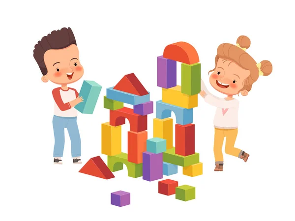 Menino e menina estão sorrindo e construindo uma torre de blocos de crianças. As crianças jogam amigável e divertido juntos — Vetor de Stock