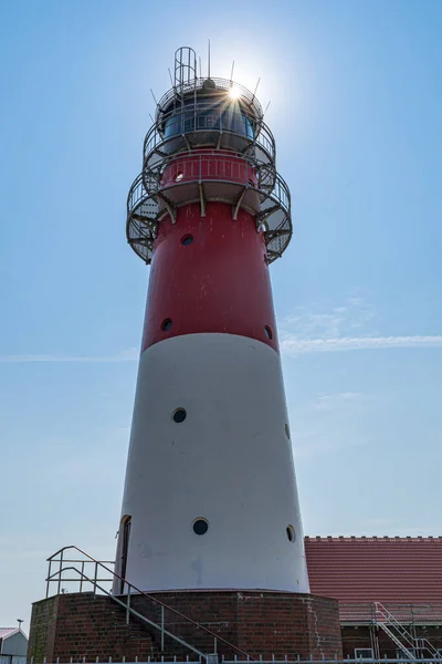 Een Oude Vuurtoren Stad Buesum Tegen Blauwe Hemel Een Zon Stockfoto