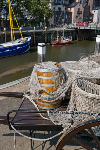 Oude Houten Visserswagen Met Krab Manden Wijnton Bedekt Met Een Stockafbeelding