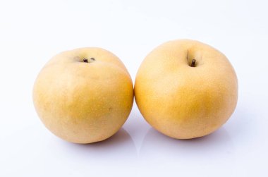 Beyaz zemin üzerinde armut meyvesi