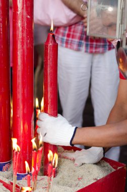Çin tapınağındaki kırmızı mumdaki alev..