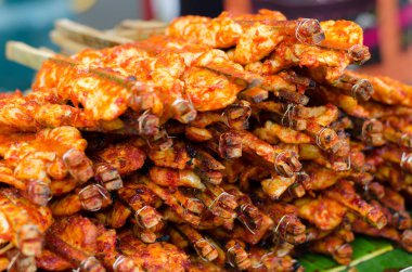 Kızarmış tavuk yanıyor. 