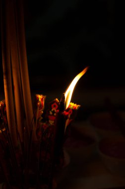 Geceleri mum ışığı.