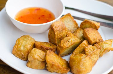 Kabuklu yengeç tabakta kızarıyor.