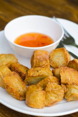 Kabuklu yengeç tabakta kızarıyor.