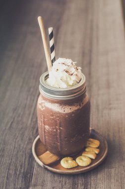 Buzlu çikolata ve çırpılmış krema.